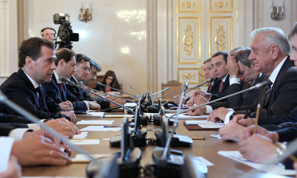  Дмитрий Медведев:  Наши двусторонние отношения развиваются, несмотря на тревожную ситуацию на экономических рынках, вполне достойно